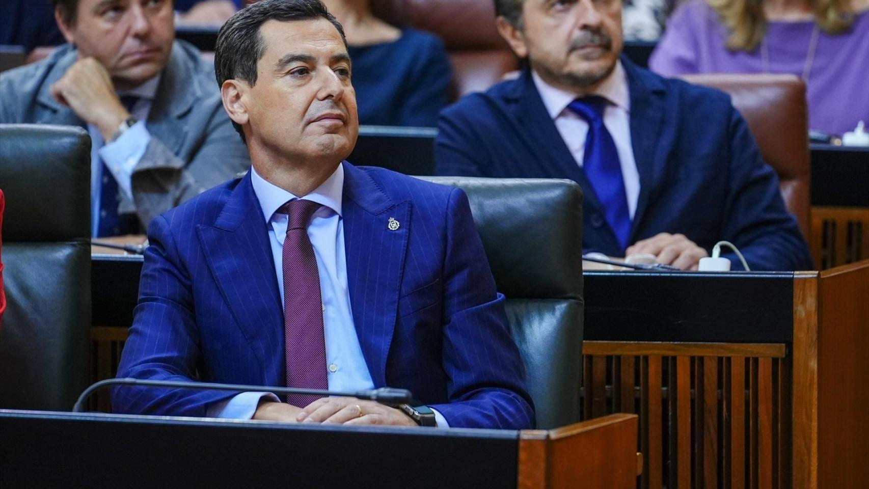 Juanma Moreno, presidente de la Junta de Andalucía, en el Parlamento.