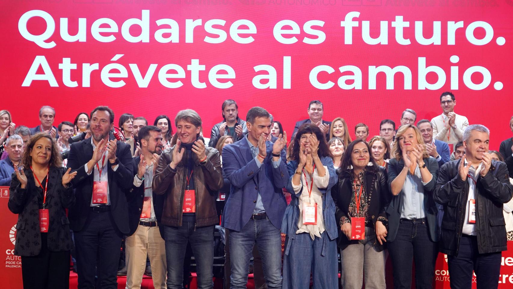 La eurodiputada socialista Iratxe García, el ministro de Transportes y Movilidad Sostenible, Óscar Puente, el exlíder del PSOECyL Luis Tudanca, el secretario general del partido, Carlos Martínez, el presidente del Gobierno, Pedro Sánchez, la ministra de Igualdad, Ana Redondo, la alcaldesa de Palencia, Miriam Andrés, la ministra de Educación, Pilar Alegría y el ex secretario de Organización del PSOE Santos Cerdán, en el XV Congreso Autonómico del PSOECyL, el pasado mes de febrero