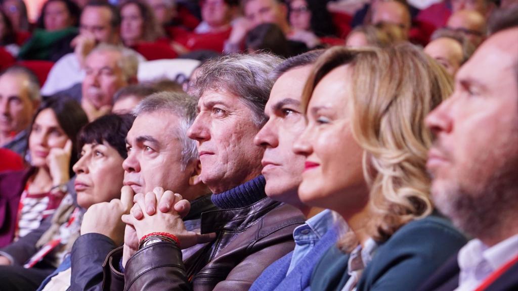 La ministra de Igualdad, Ana Redondo, el ex secretario de Organización del PSOE Santos Cerdán, el líder del PSOECyL, Carlos Martínez, el presidente del Gobierno, Pedro Sánchez, la ministra de Educación, Pilar Alegría y el ministro de Transportes y Movilidad Sostenible, Óscar Puente, en el XV Congreso Autonómico del PSOE de Castilla y León, el pasado mes de febrero