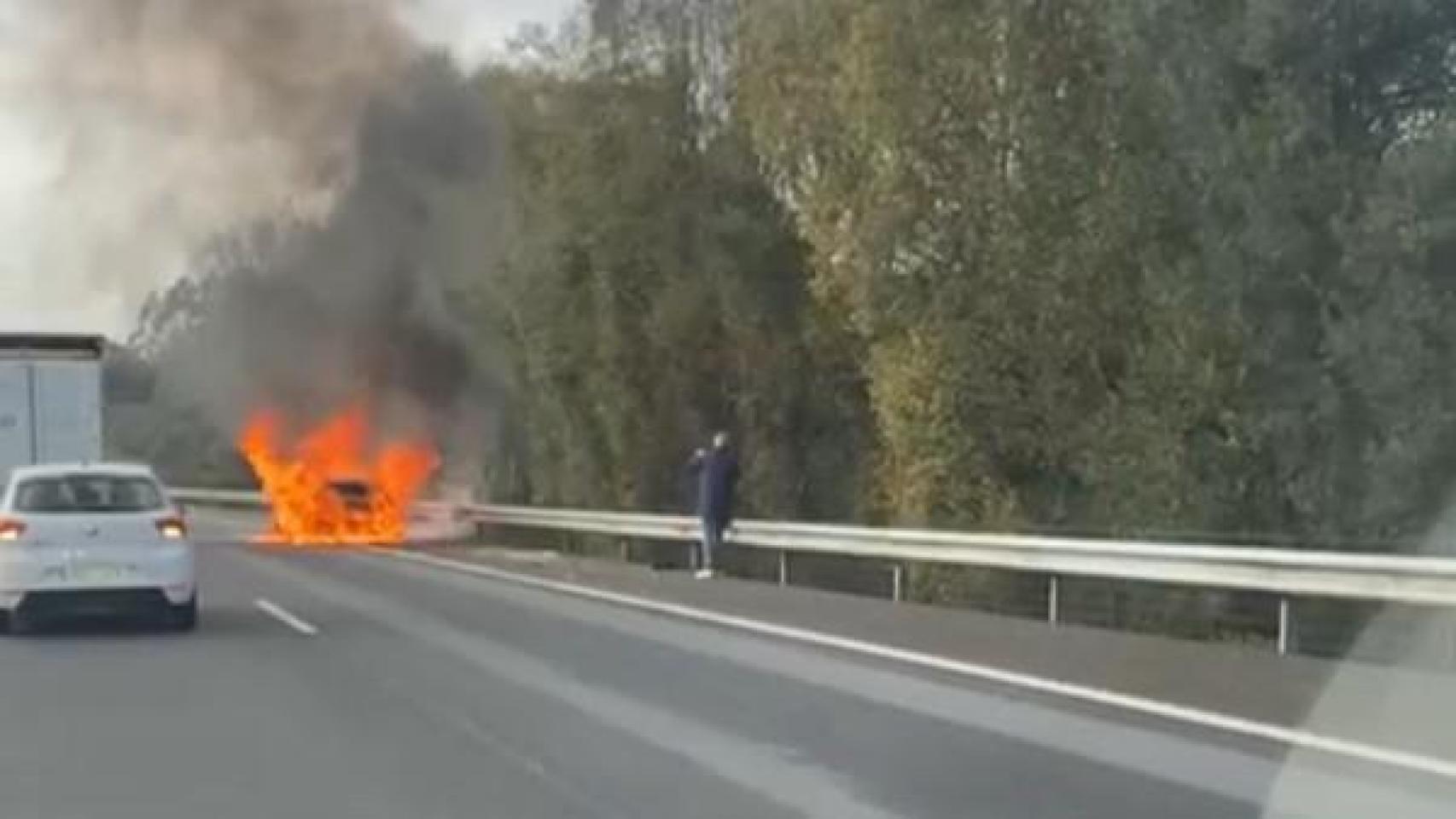 Arde por completo un coche en la autopista AP-9 a su paso por Abegondo (A Coruña)