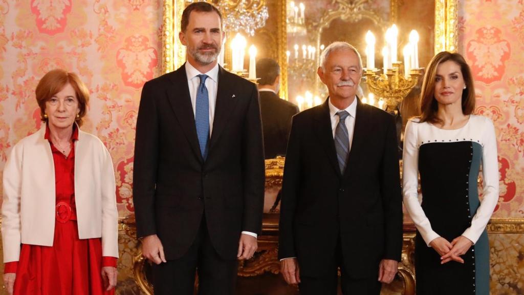 Sus Majestades los Reyes, con el Premio Cervantes 2016, Eduardo Mendoza, y Anna Soler.
