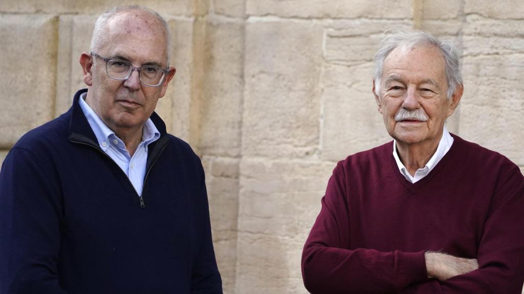 El director del Museo Nacional de Antropología de México, institución galardonada con el Premio Princesa de Asturias de la Concordia 2025, Antonio Saborit, y el escritor Eduardo Mendoza, Premio Princesa de Asturias de las Letras 2025, a las puertas del Hotel Reconquista, en Oviedo, antes de la gala que se celebrará en la capital asturiana