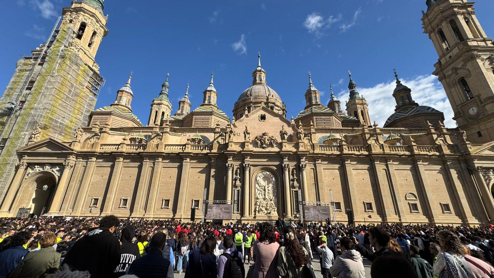 La plaza del Pilar con miles de estudiantes por el jubileo de la Educación.