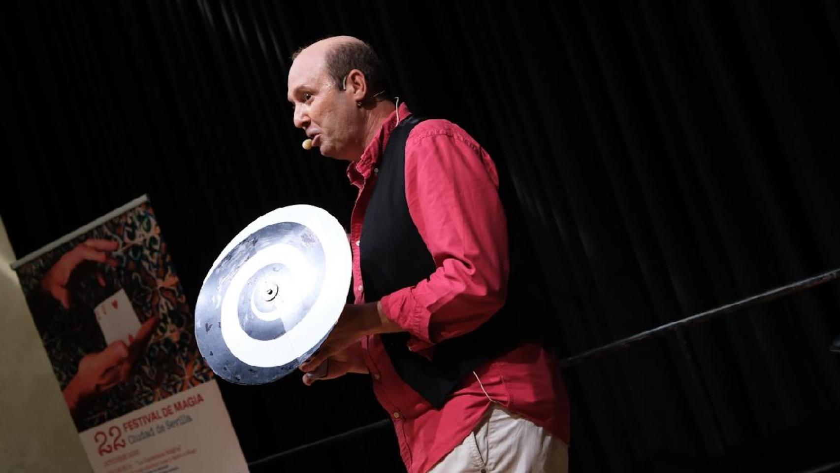 Imagen de una actuación de magia en Sevilla.