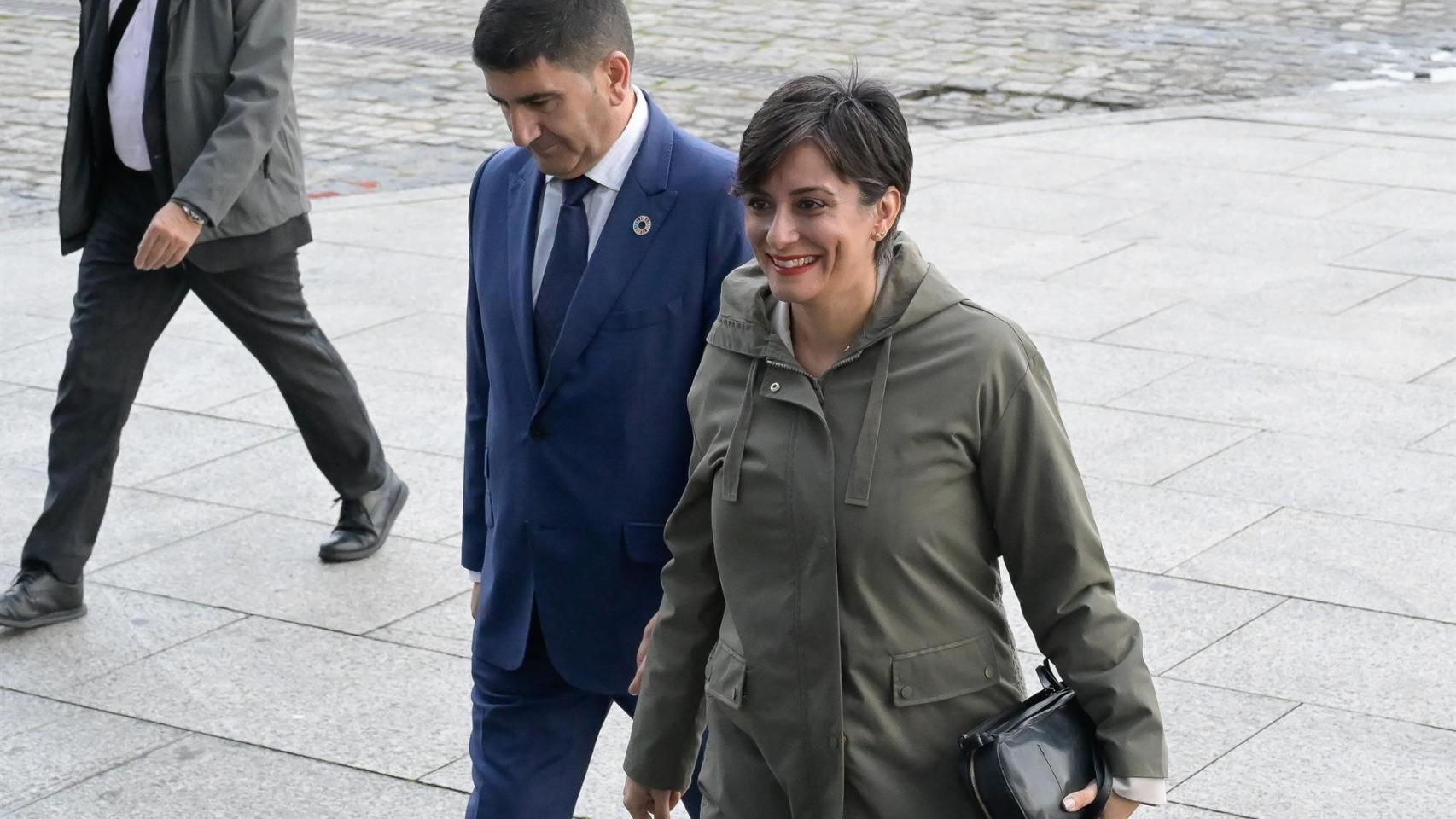 La ministra de Vivienda y Agenda Urbana, Isabel Rodríguez, acompañada por el delegado del Gobierno en Galicia, Pedro Blanco.