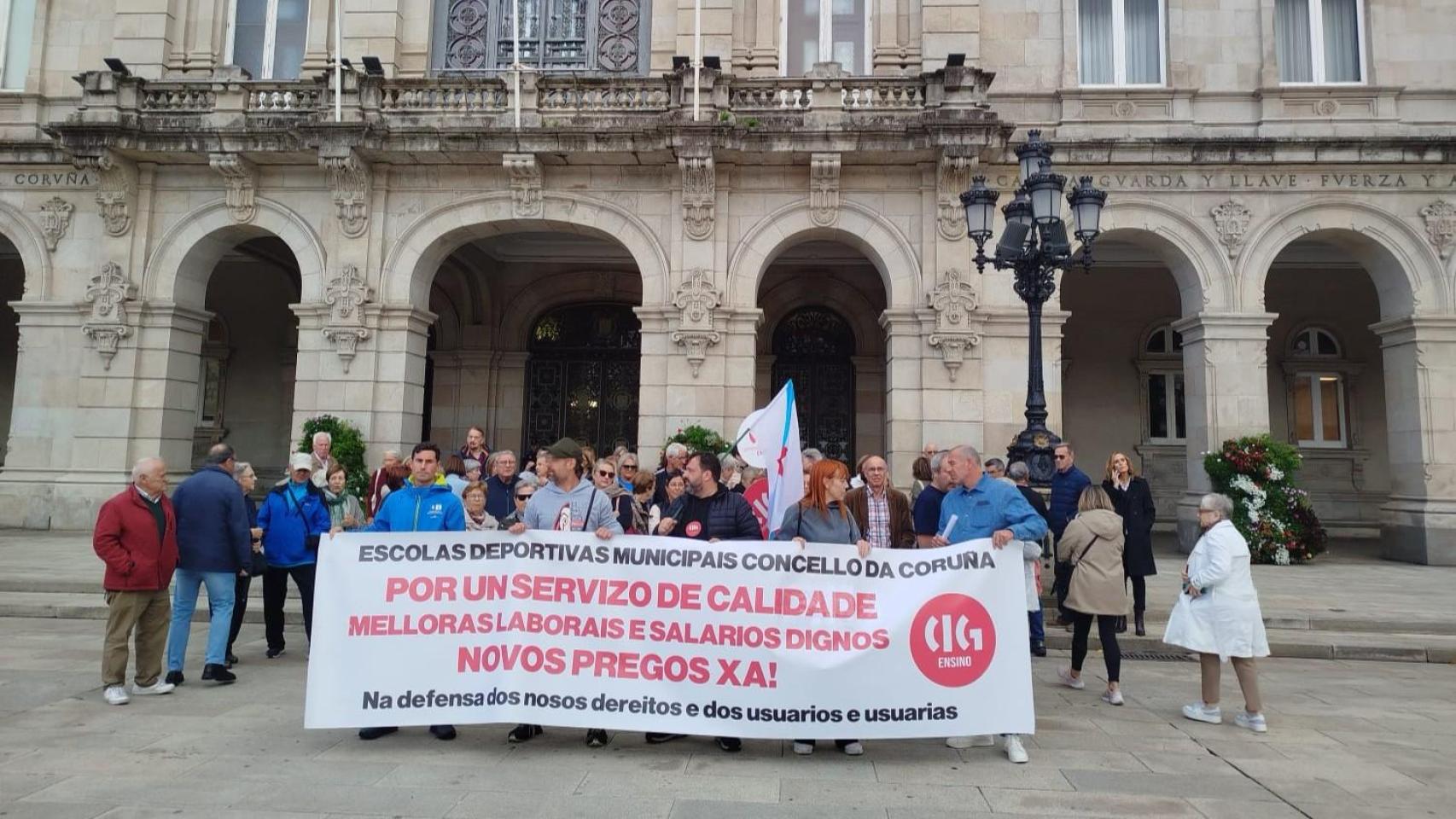 Protesta de los trabajadores de las Escolas Deportivas de A Coruña este jueves en María Pita.
