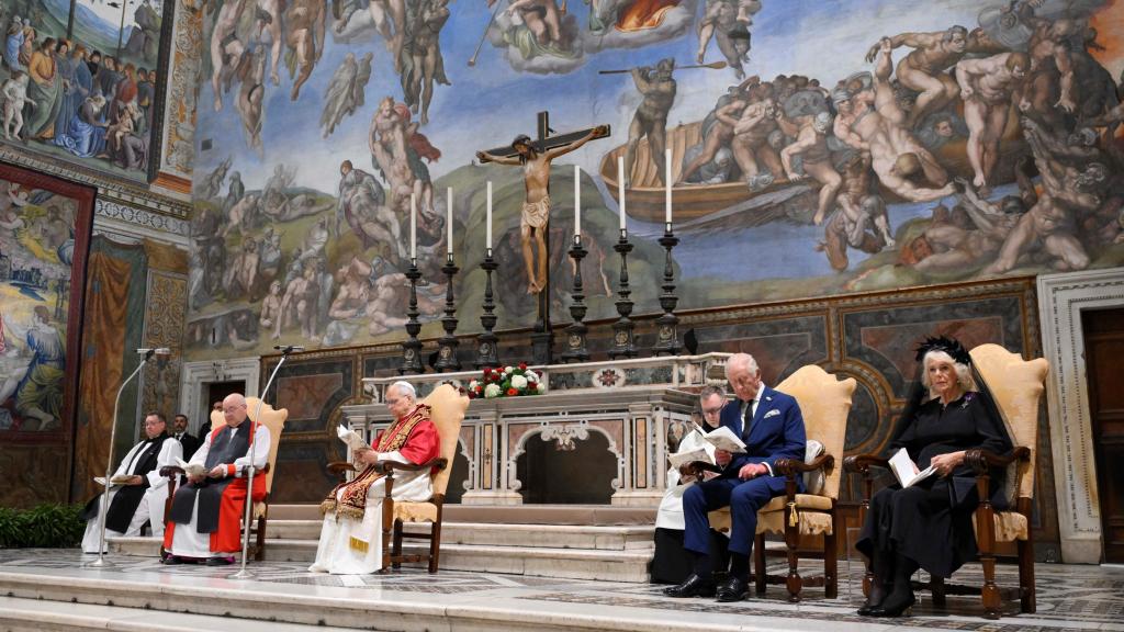 León XIV y Carlos III rezando en la Capilla Sixtina.