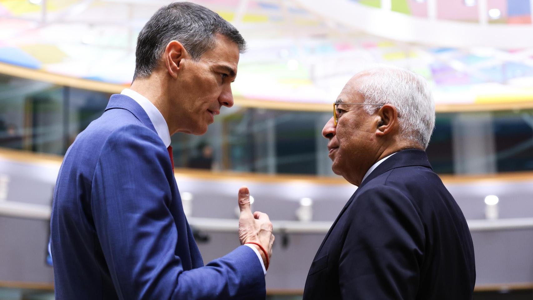 Pedro Sánchez conversa con el presidente del Consejo Europeo, António Costa, durante la cumbre de este jueves en Bruselas