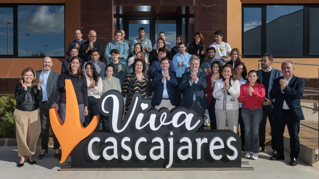 El presidente de la Junta de Castilla y León, Alfonso Fernández Mañueco, durante su visita a las nuevas instalaciones de Cascajares en el municipio palentino de Dueñas, este jueves