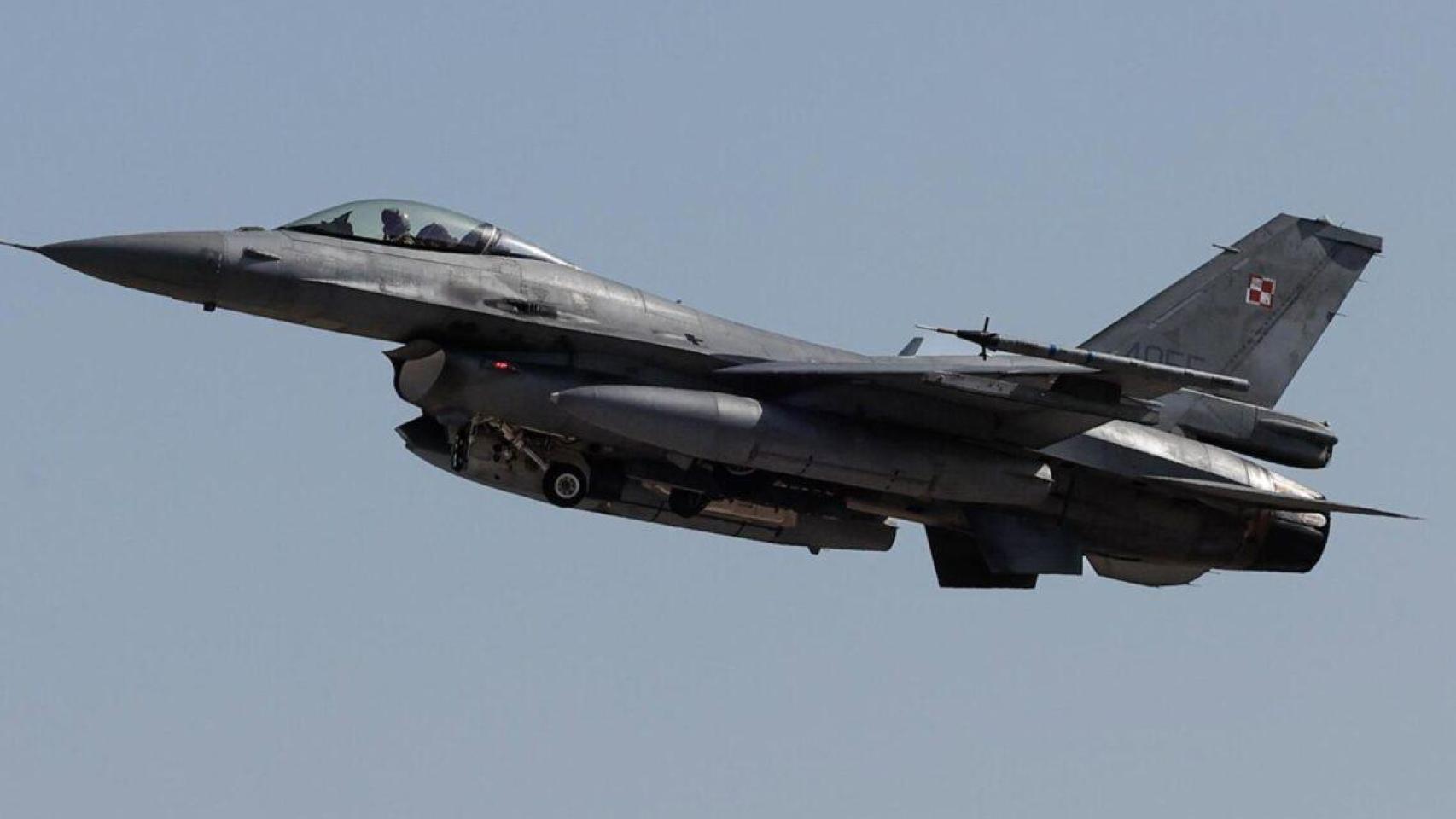 Un F-16 durante unas maniobras de la OTAN en 2023 en Italia (archivo)