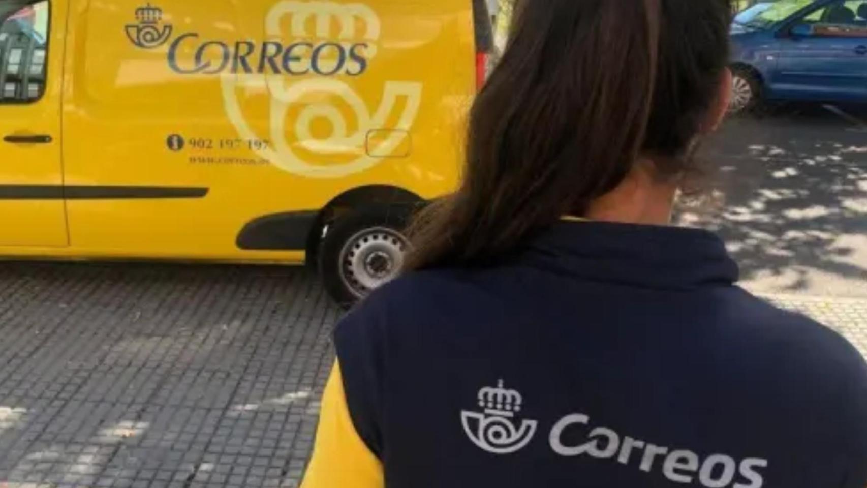 Una repartidora de Correos.