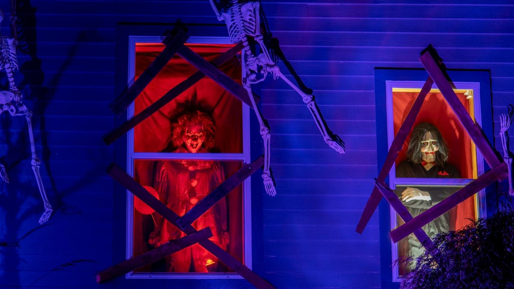 Una casa ambientada con decoración de Halloween