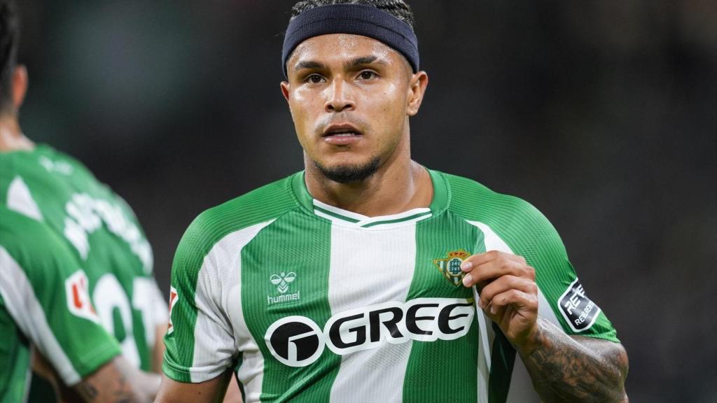 Cucho Hernandez, celebra un gol con el Real Betis