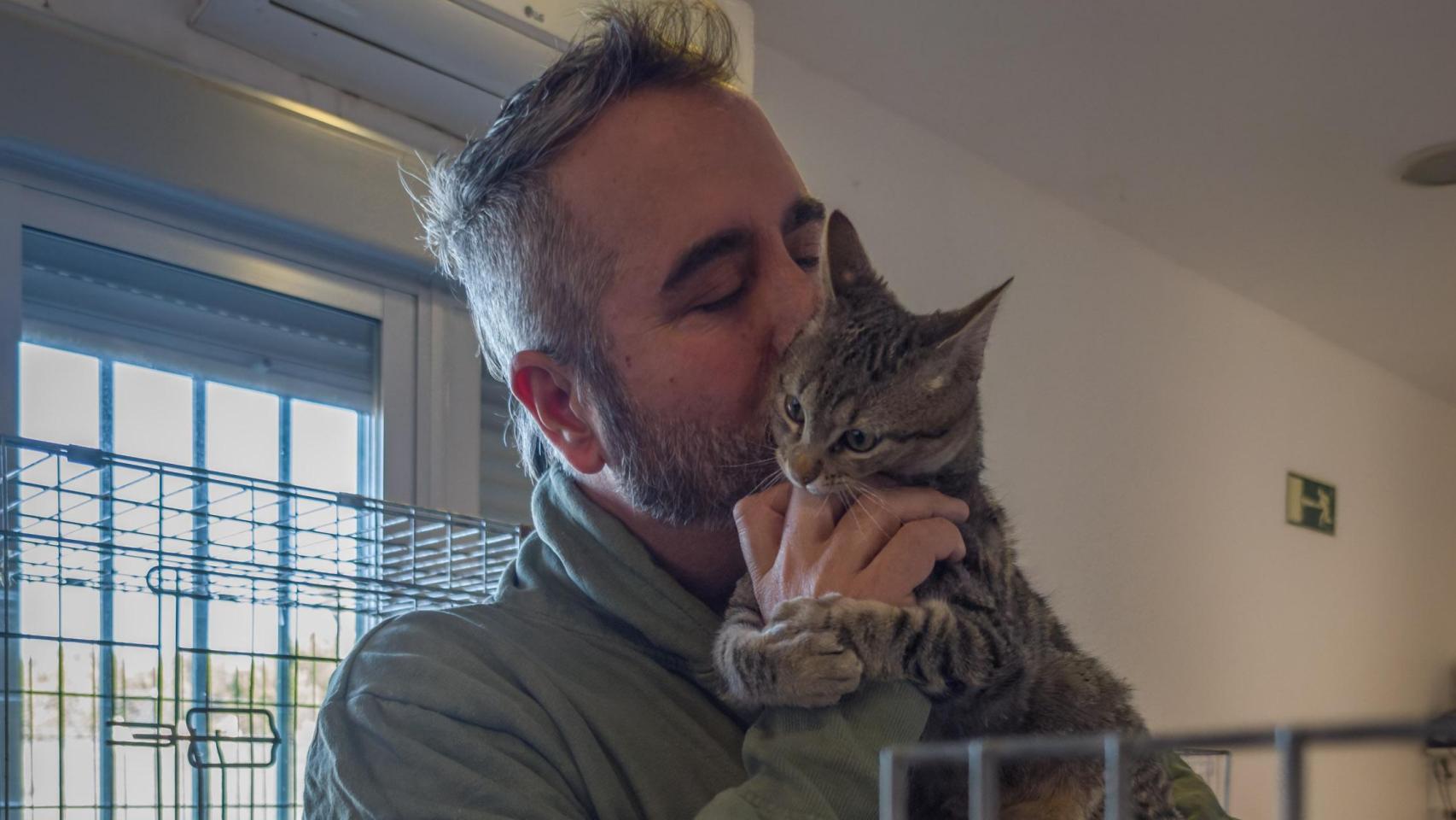 Fernando Sanchéz Ocaña, director de Salvando Peludos, con un gato de la protectora.
