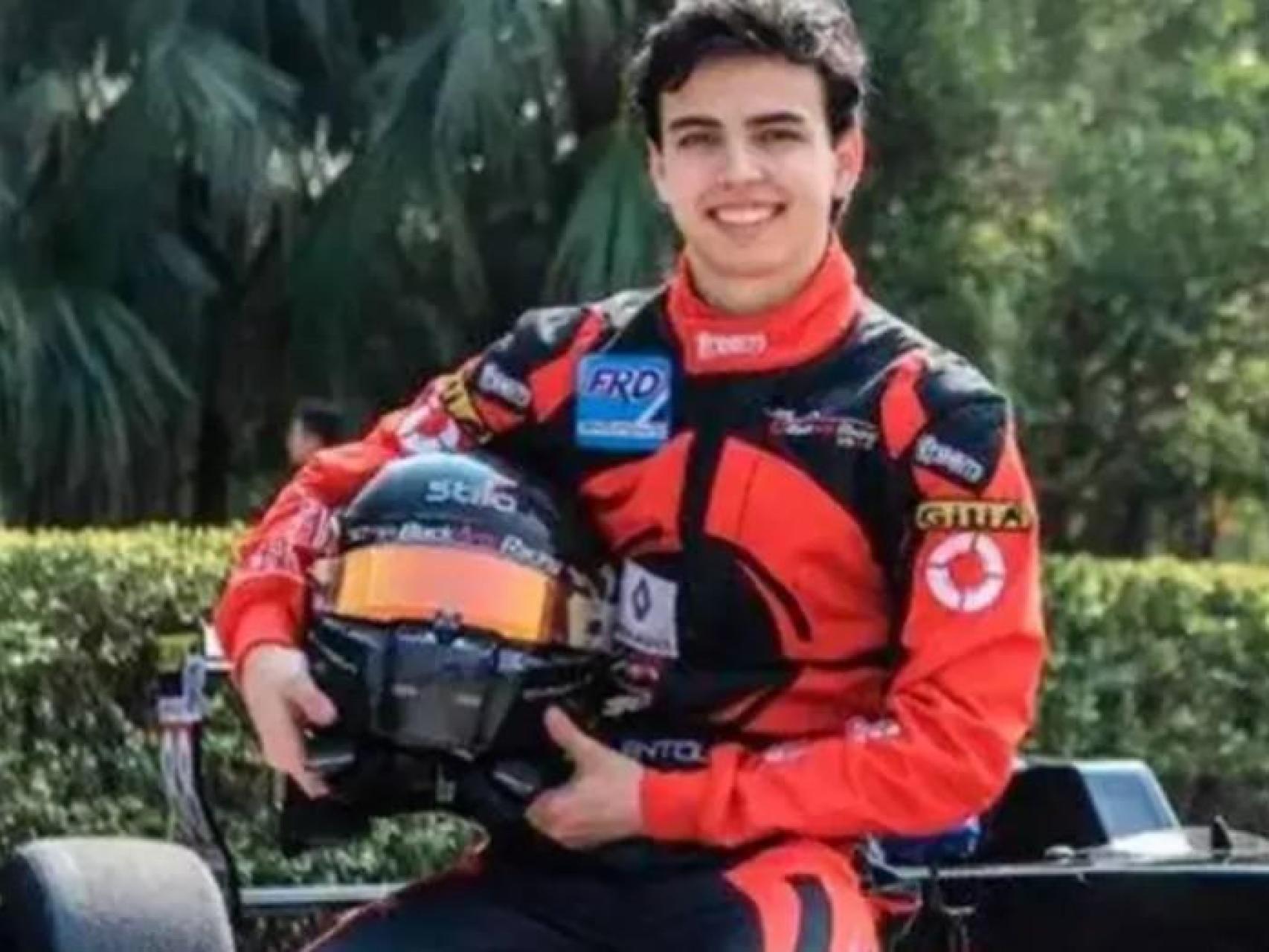 Antolín González, en una de sus muchas imágenes difundidas a medios de comunicación durante su carrera como piloto aspirante a la Fórmula 1.