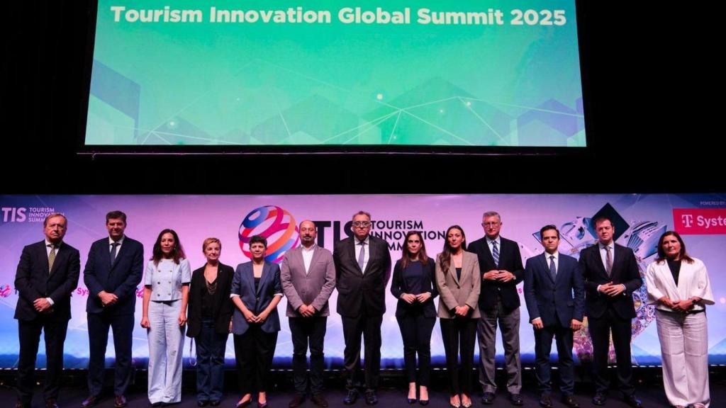 El consejero de Turismo, Arturo Bernal, firma la Declaración de Sevilla con 12 regiones.