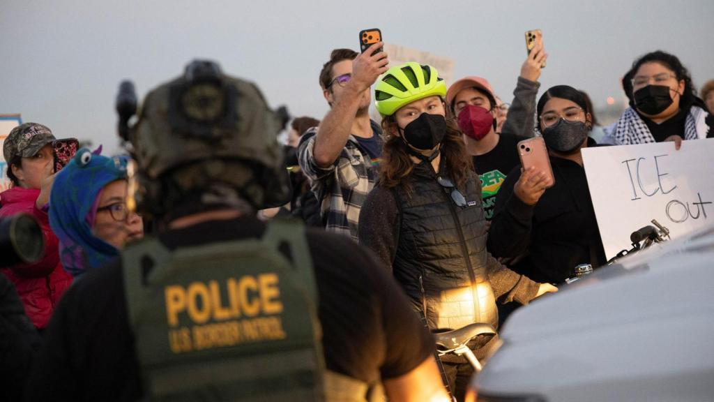 Protesta el miércoles contra la llegada de agentes federales a la Base de la Guardia Costera Alameda, en la Bahía de San Francisco.