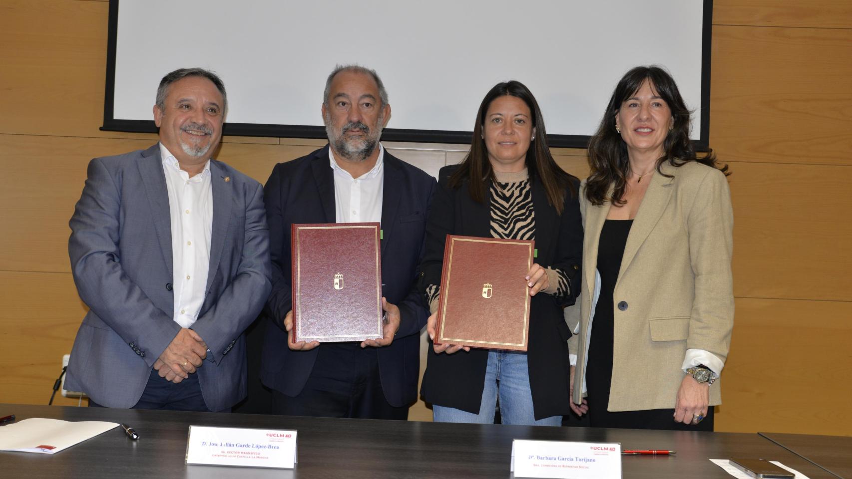 Firma del acuerdo. Foto: UCLM.