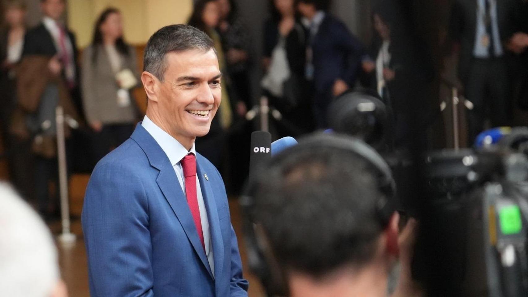 El presidente Pedro Sánchez atiende a los medios a su llegada a la reunión del Consejo Europeo, este jueves en Bruselas