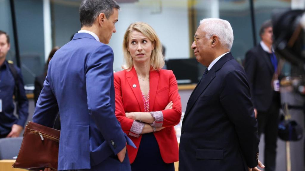 Pedro Sánchez talks with the head of EU diplomacy, Kaja Kallas, and with the president of the Council, António Costa, during the summit this Thursday in Brussels