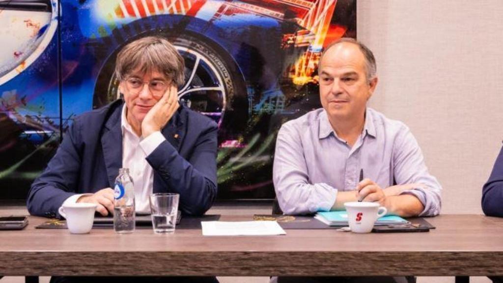 Carles Puigdemont, junto a Jordi Turull, el pasado miércoles en Waterloo (Bélgica) en una reunión con la dirección de Junts./
