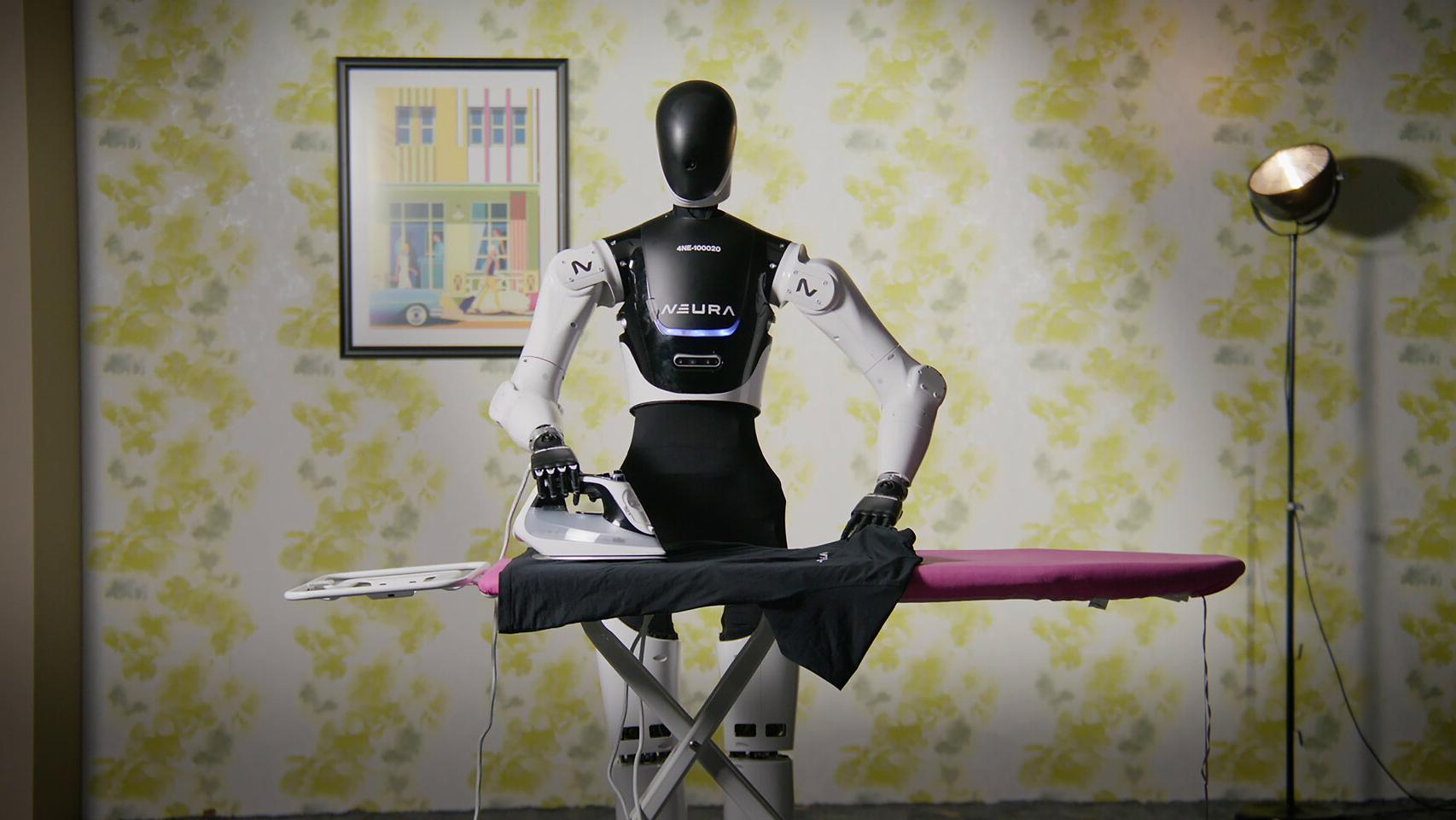 El robot 4NE1 de Neura Robotics planchando