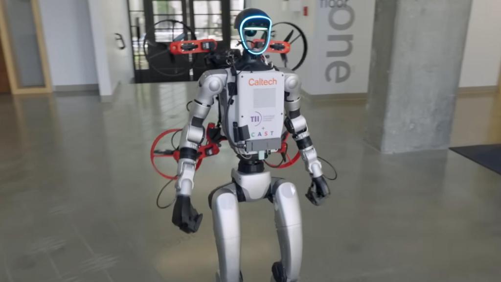 El robot humanoide con el dron a su espalda.
