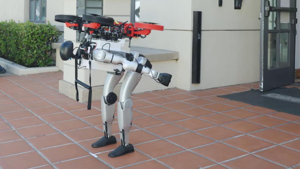 El robot humanoide con el dron a su espalda.