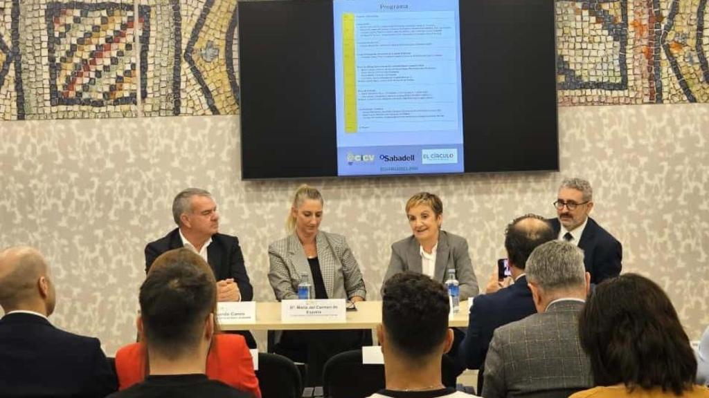 La consejera de Turismo, Industria e Innovación, Marian Cano (segunda por la derecha), durante una jornada sobre innovación.