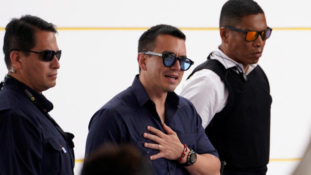 El presidente de Ecuador, Daniel Noboa, escoltado por dos guardaespaldas durante un acto.