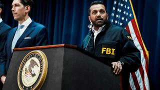 Conferencia de prensa donde Kash Patel del FBI analiza los arrestos en el escándalo de la NBA.