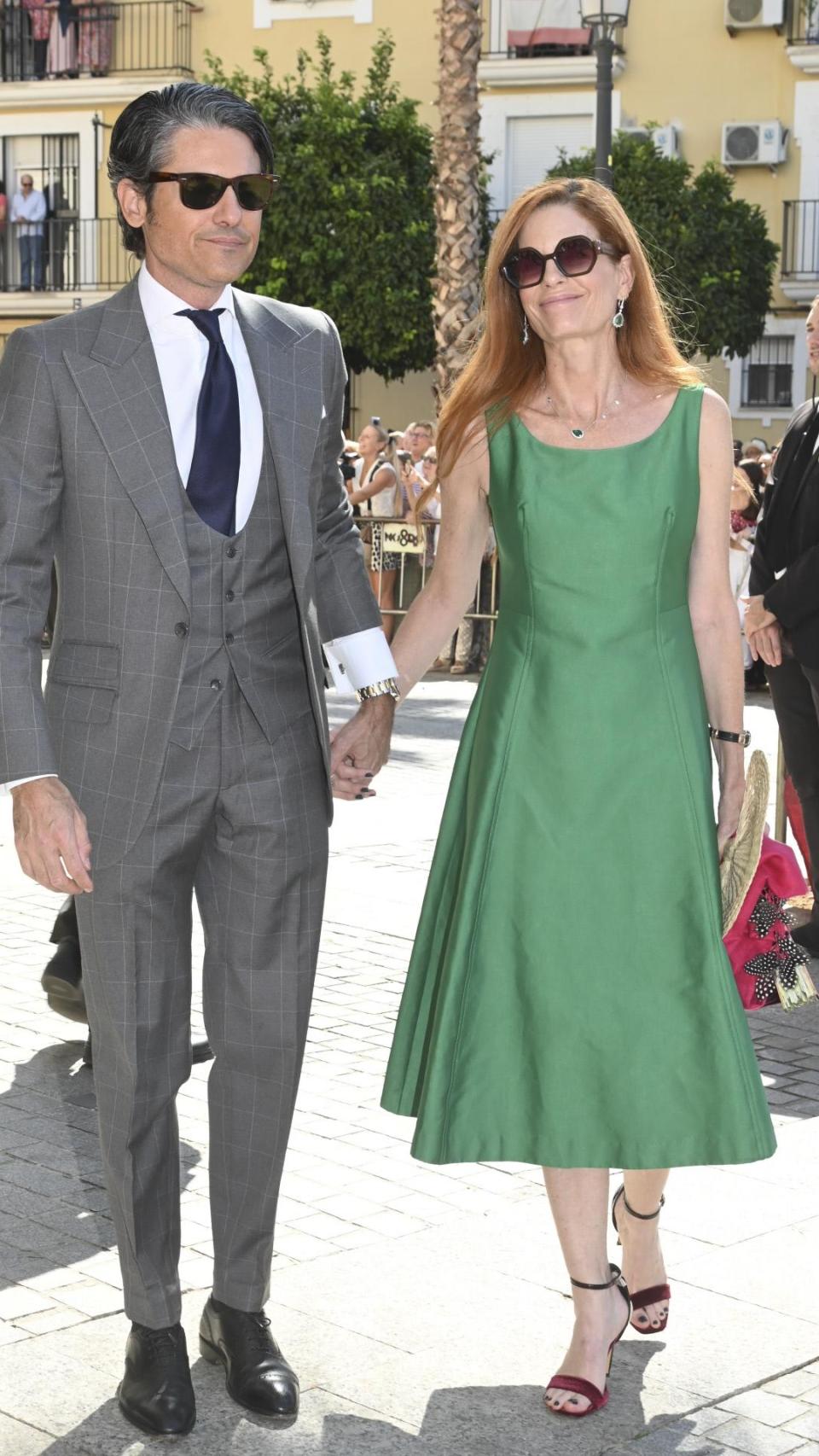 Olivia de Borbón junto a su marido, Julián Porras, en la boda de Cayetano Martínez de Irujo con Bárbara Mirjan, el pasado 4 de octubre.