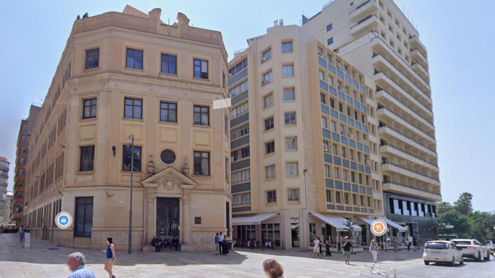 Imagen del edificio de Telefónica, junto a la Catedral de Málaga.