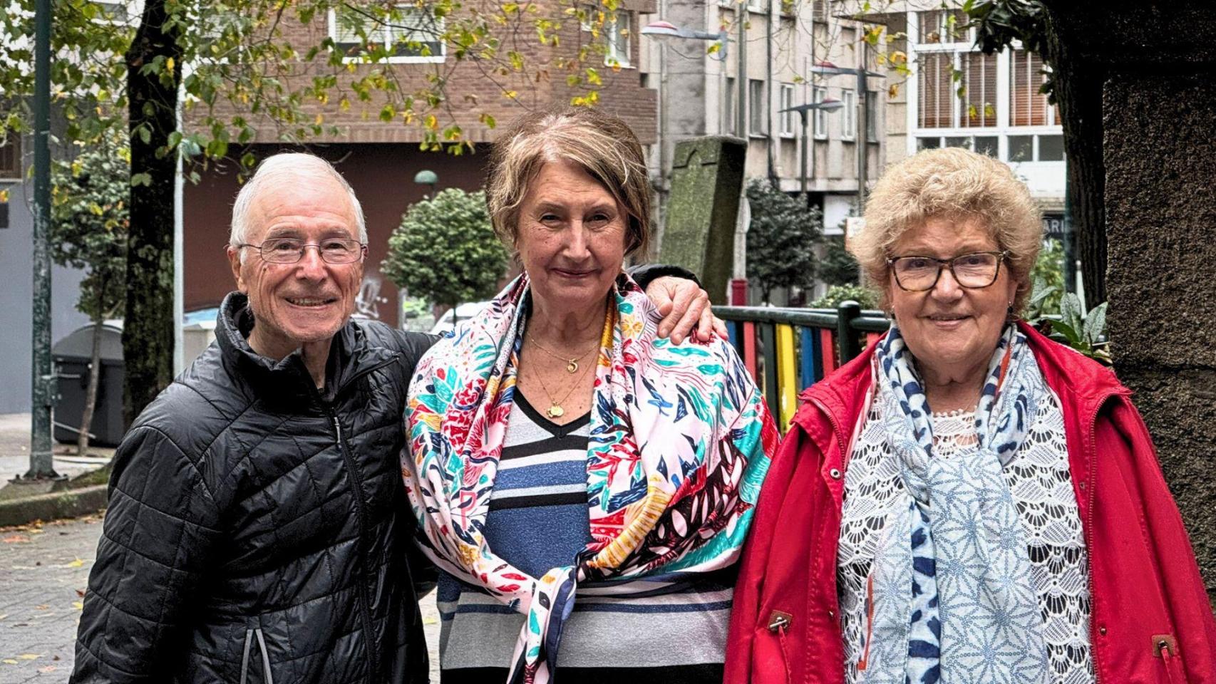 De derecha a izquierda: Roberto, Berta y Gloria, vecinos de O Calvario