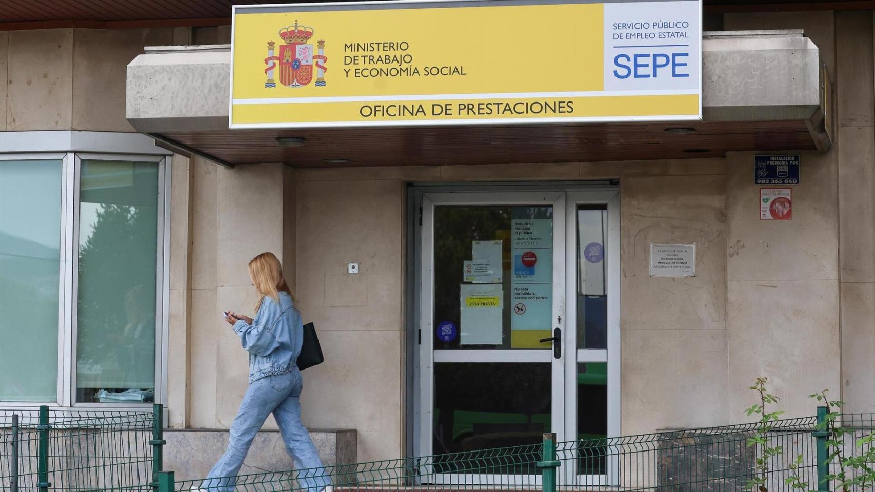 Una mujer al lado de una oficina del SEPE. Foto de archivo.