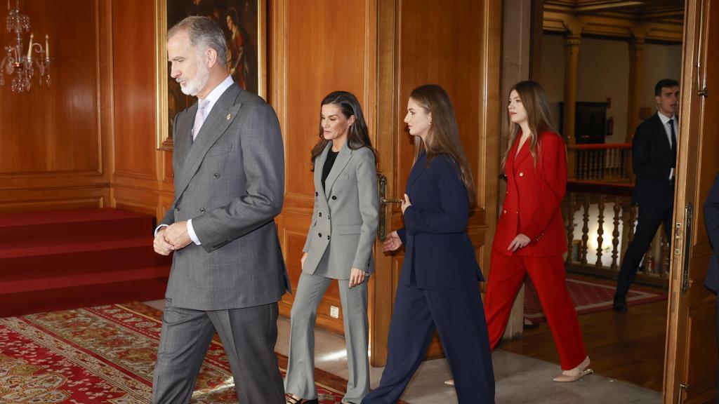 Felipe VI y Letizia, junto a sus hijas, entrando en el salón del Hotel Reconquista.