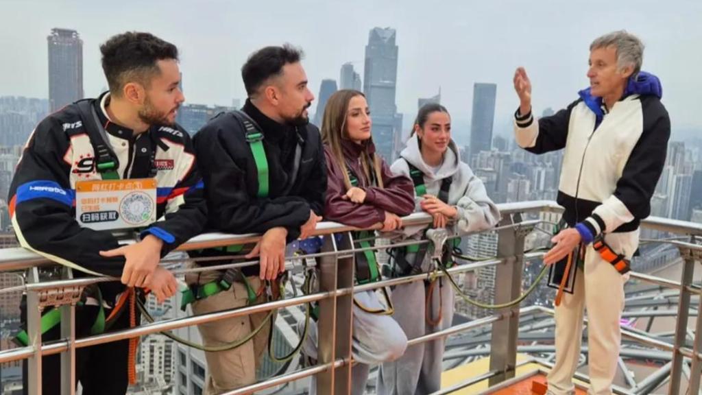 Jesús Calleja, con Lola Lolita, Sofía Surferss, TheGrefg e IlloJuan.