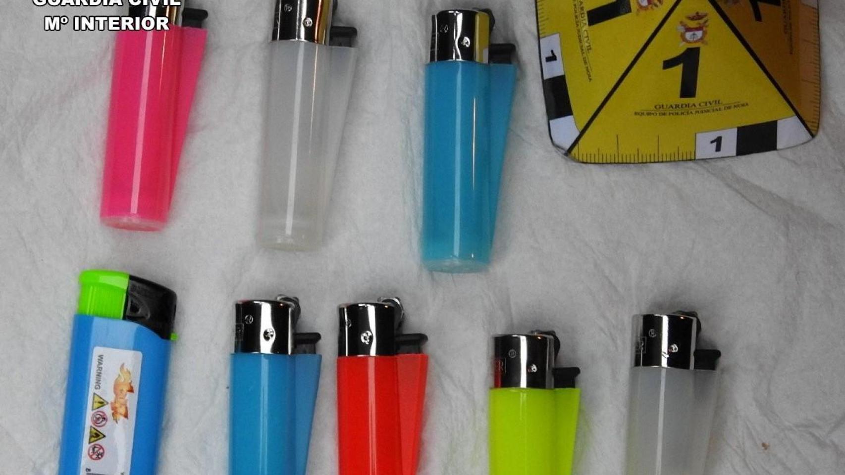 Mecheros incautados a un hombre responsable de provocar incendios en Boiro