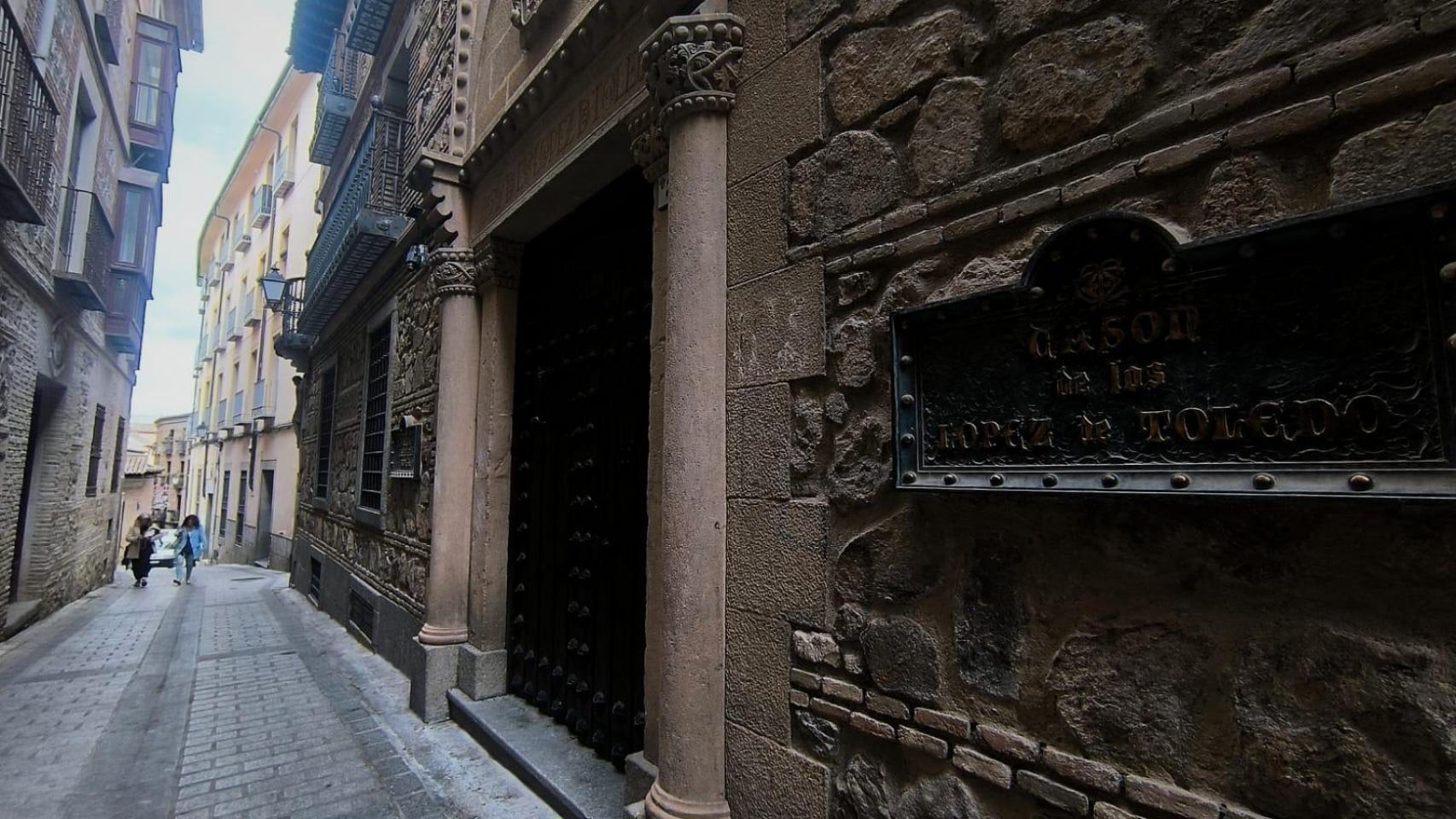 Albergó una discoteca y restaurante hasta 2012 y se encuentra muy cerca de la plaza de Zocodover.