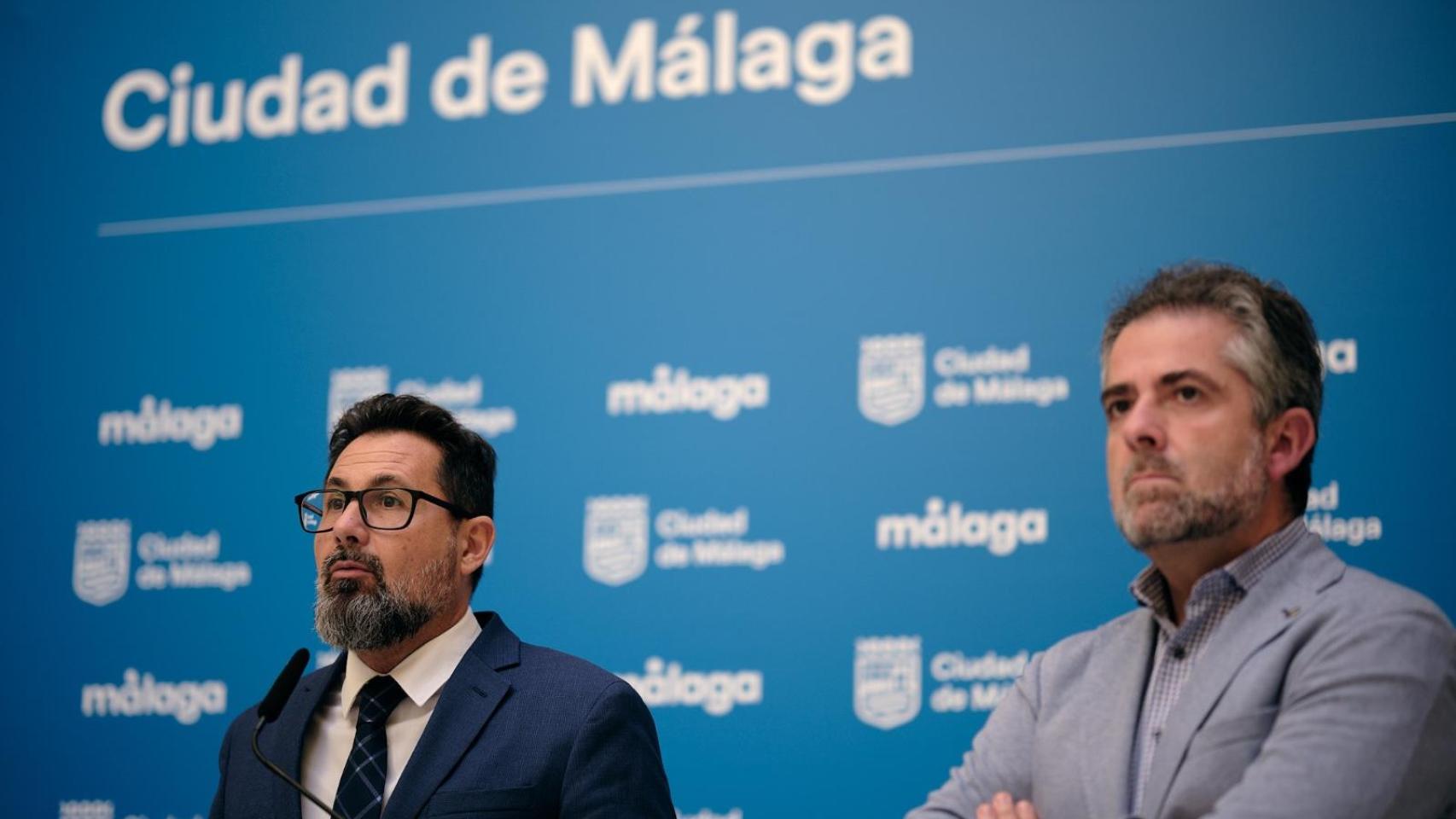 El concejal de Vivienda de Málaga, Francisco Pomares, acompañado del concejal de Economía, Carlos Conde, este viernes, tras la Junta de Gobierno Local.