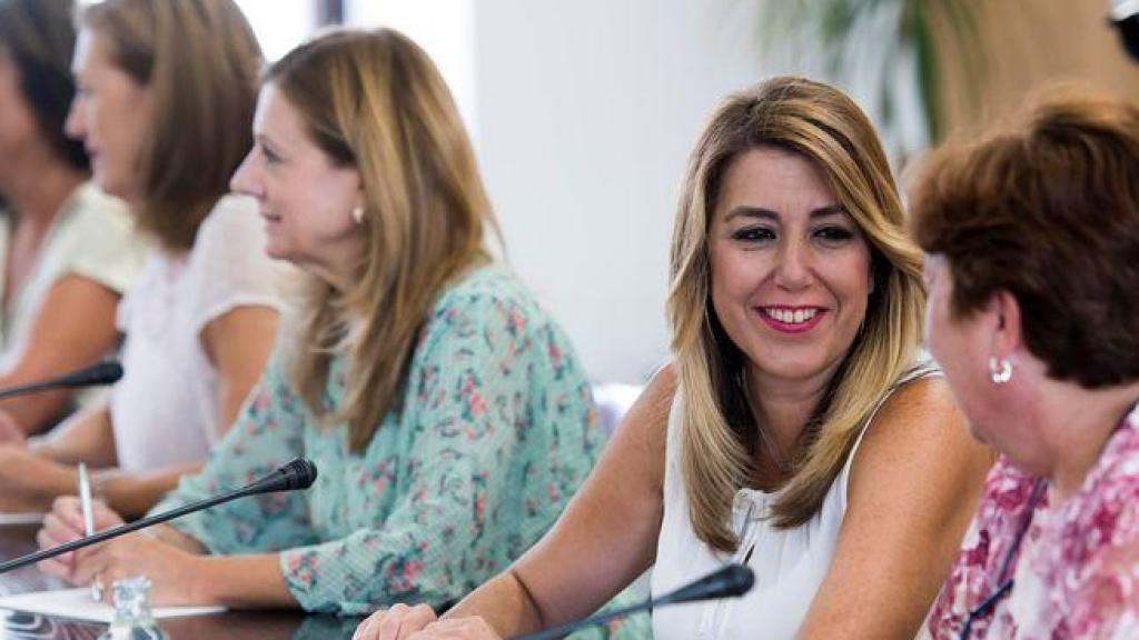Marina Álvarez, la última consejera de Salud de Susana Díaz, junto a la que fuera la presidenta en una imagen de archivo.