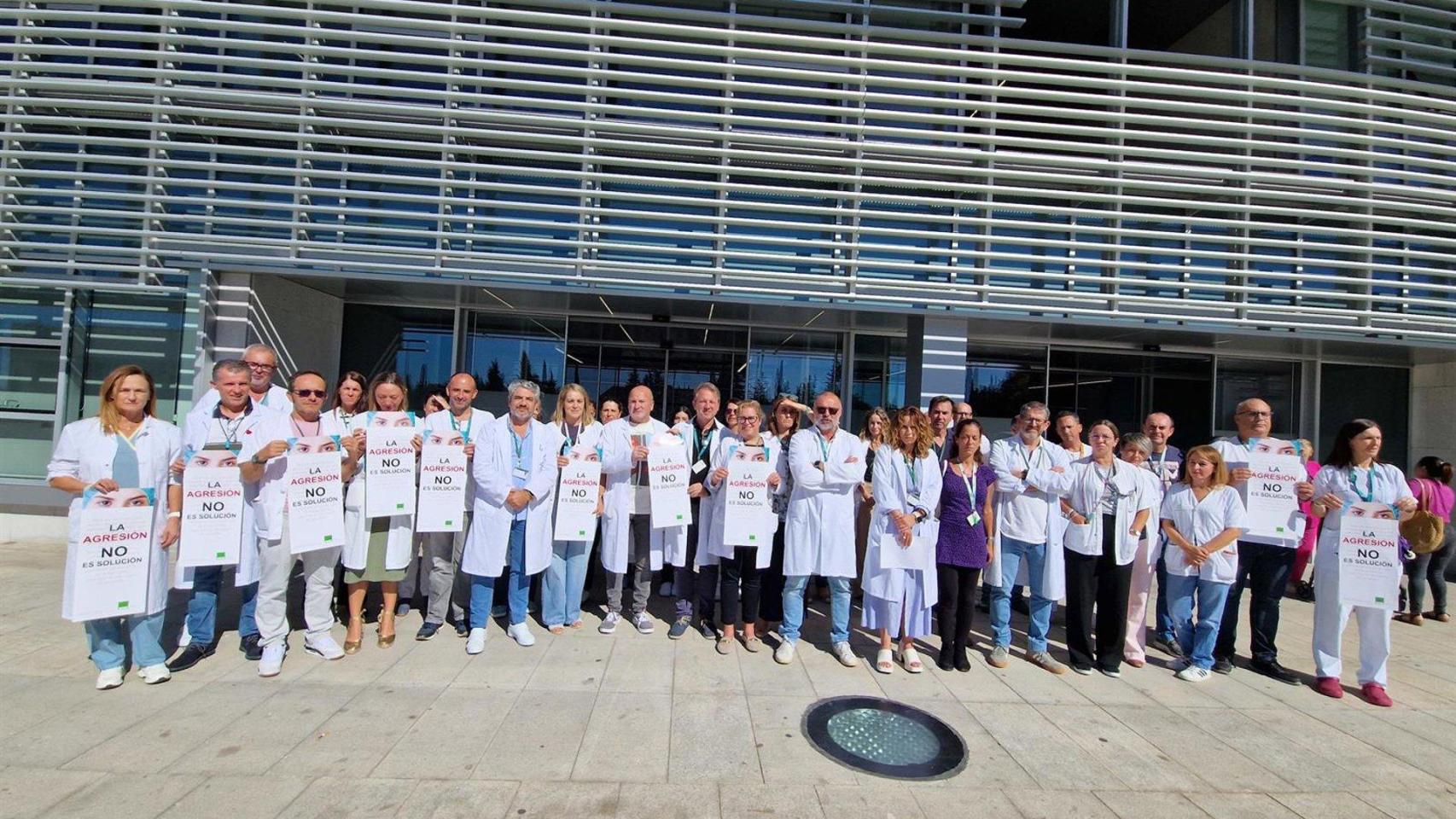 Concentración en el Hospital Universitario Costa del Sol por la agresión a una enfermera.