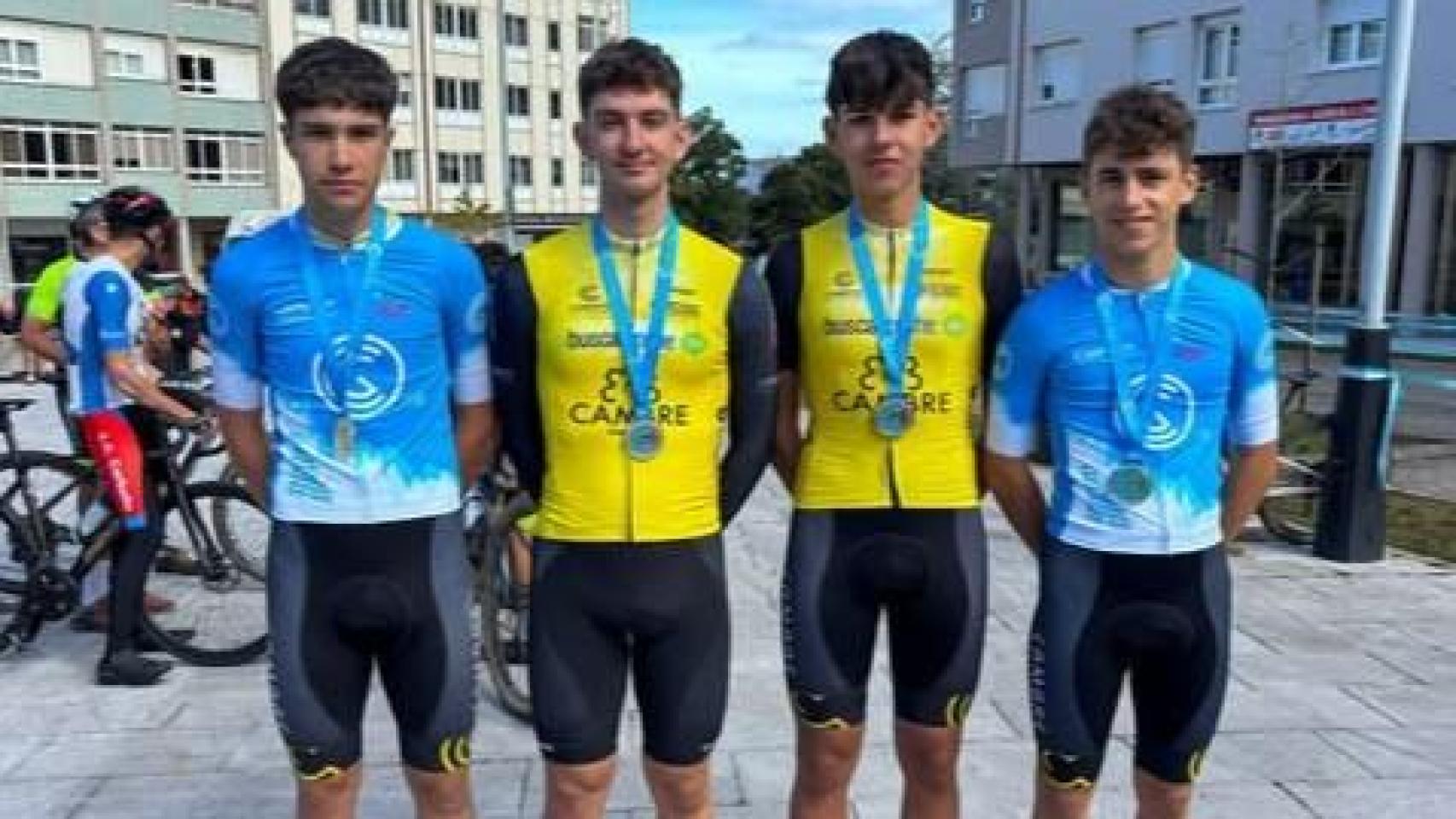 Imagen de algunos corredores del Club Ciclista Cambre, uno de los casos más críticos.