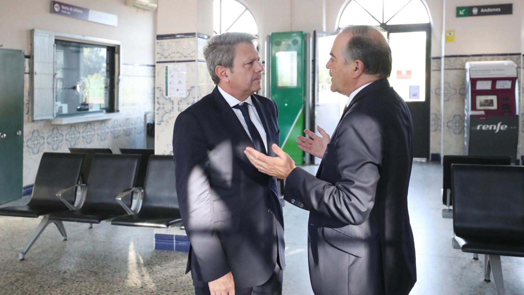 Reunión del alcalde de Talavera de la Reina, José Julián Gregorio, con el secretario de Estado de Transportes y Movilidad Sostenible, José Antonio Santano. Foto: Ayuntamiento.