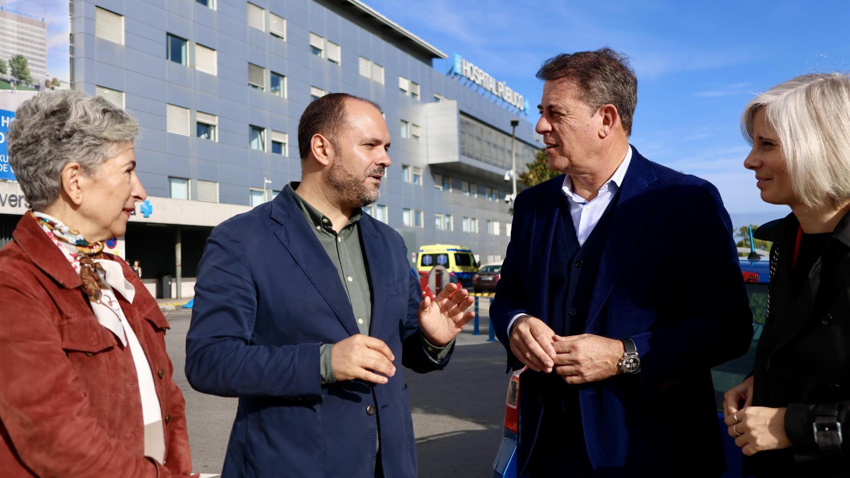 Besteiro, segundo por la izquierda, con cargos socialistas en el CHUAC de A Coruña.
