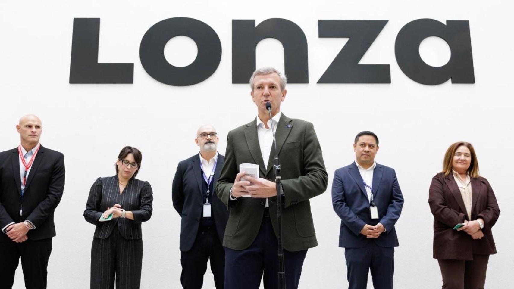 El presidente de la Xunta de Galicia, Alfonso Rueda en su visita las instalaciones de la planta de Lonza Biologics en O Porriño.
