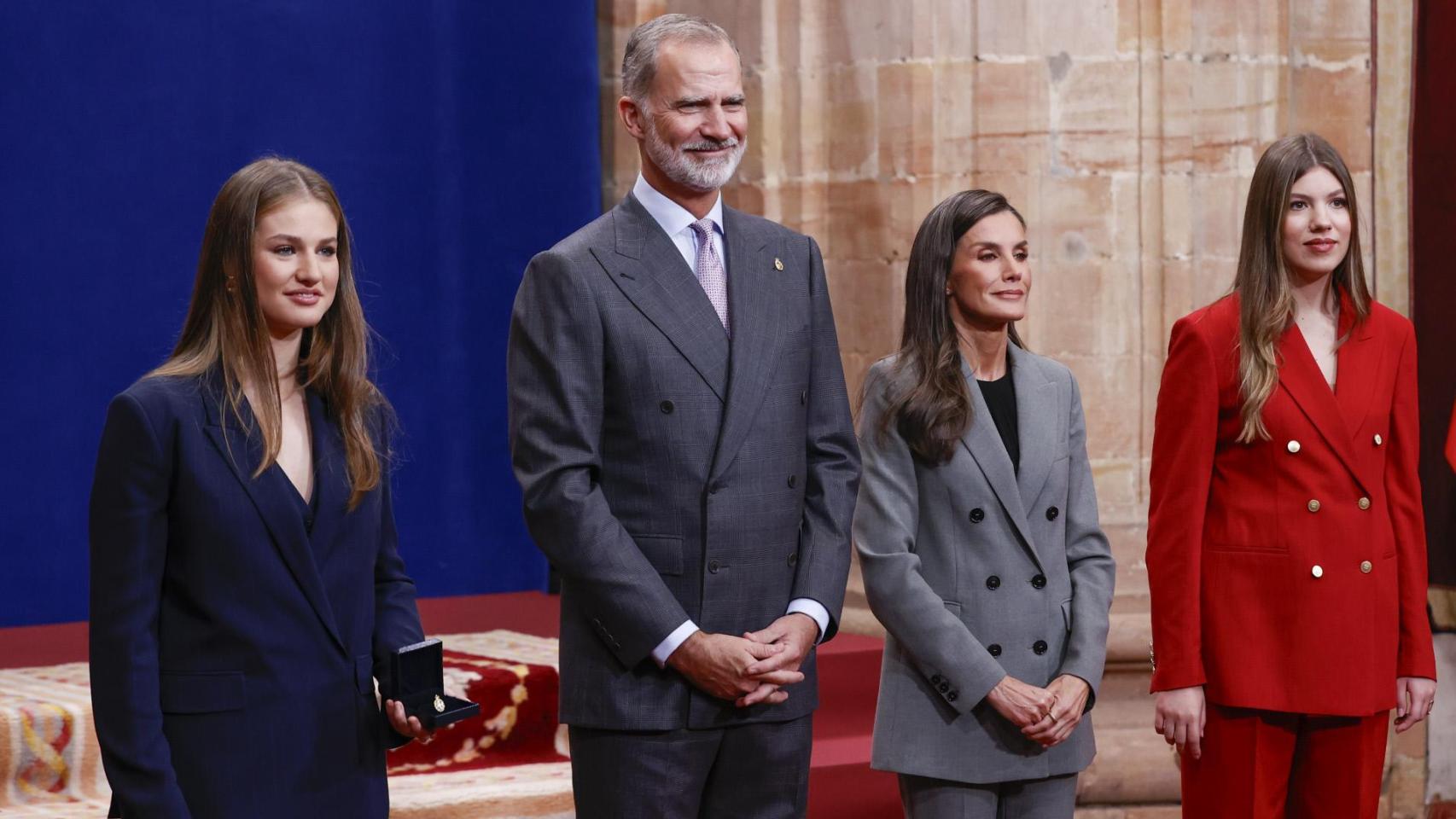 Los reyes Felipe VI y Letizia junto a sus hijas, Leonor y Sofía.