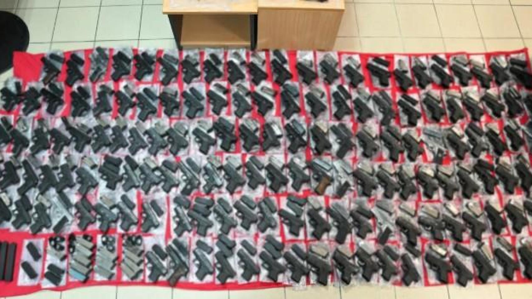 Arsenal incautado a principios de octubre en Grecia.