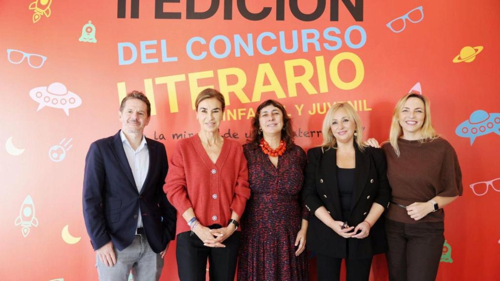 Foto de familia de los portavoces en el lanzamiento de  la segunda edición del Concurso Literario Infantil y Juvenil 'Con la mirada de…'. De izquierda a derecha: José Gutiérrez Caballero, director de programas de Down España; Carmen Posadas, escritora y ensayista galardonada con el Premio Planeta; Ana Cristina Herreros, escritora, narradora, editora y directora artística del festival Abrapalabra; Salomé Suárez, directora de corporativo y personas de Multiópticas y de Fundación Multiópticas; y Lucía Galán, pediatra y escritora.
