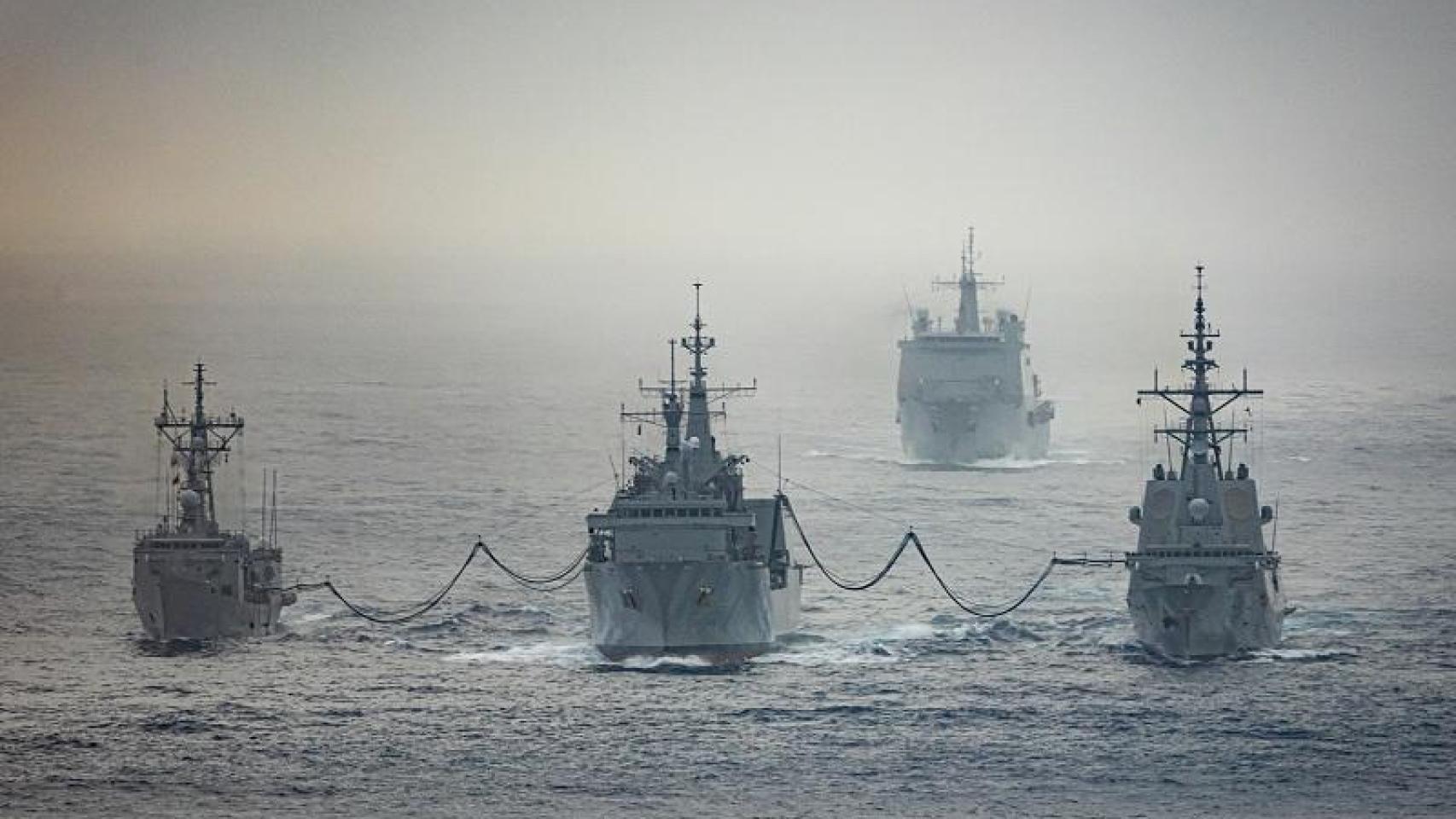 La fragata Almirante Juan de Borbón en las maniobras.
